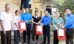Lãnh đạo Hội Liên hiệp Thanh niên tỉnh Bắc Giang đến phòng trọ tặng quà Tết cho thanh niên công nhân có hoàn cảnh khó khăn. Ảnh: Đồng Thúy - TTXVN