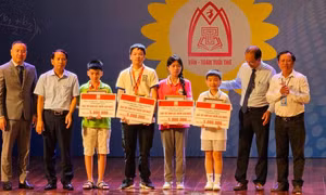 Em Đặng Hoàng Lâm - lớp 8H (áo trắng, ở giữa), Trường Trung học cơ sở Trưng Vương đạt Huy chương Vàng với số điểm cao nhất (95/100 điểm) môn Toán cấp trung học cơ sở.