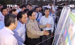 Thủ tướng Chính phủ Phạm Minh Chính khảo sát tuyến đê biển Gò Công, tỉnh Tiền Giang. Ảnh: Dương Giang - TTXVN