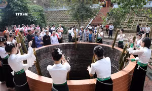 Các thiếu nữ Thái trắng lấy nước tại mó nước. Theo truyền thuyết, đây là nơi Nàng Han sau khi thắng trận về tắm gội trước khi bay về trời. Ảnh: Quý Trung – TTXVN