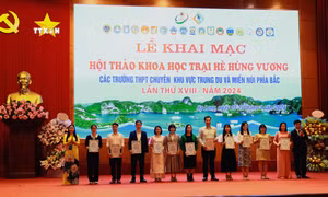 Ban tổ chức trao giải A cho các thầy cô đạt giải ở nội dung chuyên đề. Ảnh: Đức Hiếu - TTXVN