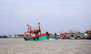Bộ đội Biên phòng các tỉnh khu vực Tây Nam hướng dẫn cho ngư dân nhận biết được ranh giới vùng biển Việt Nam với các nước nhằm cảnh báo, răn đe, ngăn ngừa các hành vi vi phạm. Ảnh minh họa: Hồng Đạt - TTXVN