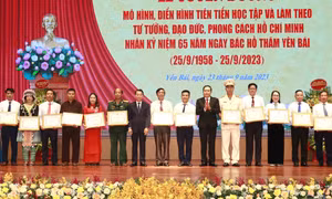 Phó Chủ tịch Thường trực Quốc hội Trần Thanh Mẫn và Bí thư Tỉnh ủy Yên Bái Đỗ Đức Duy trao tặng bằng khen và quà lưu niệm cho các tập thể điển hình tiên tiến. Ảnh: Việt Dũng - TTXVN
