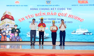 Trao thưởng cho học sinh dự thi đạt giải cao tại cuộc thi em yêu biển đảo quê hương ở Sóc Trăng. Ảnh: TTXVN phát