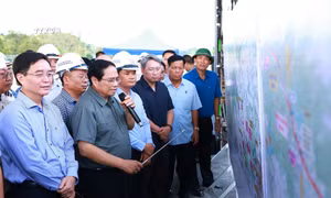 Thủ tướng Chính phủ Phạm Minh Chính xem bản đồ tuyến dự án đường bộ cao tốc Khánh Hòa - Buôn Ma Thuột. Ảnh: Dương Giang - TTXVN