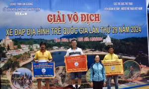 Ban tổ chức trao giải cho 3 đội đua xe đạp địa hình xuất sắc nhất giải. Ảnh: Thanh Sang - TTXVN