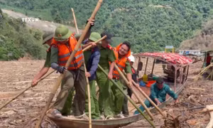 Lực lượng công an huyện Mường Chà thực hiện nhiệm vụ tìm kiếm các nạn nhân mất tích trên hồ thủy điện Long Tạo. Ảnh: TTXVN phát