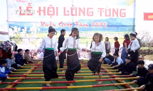 Múa sạp một trong những nét văn hóa đặc sắc của dân tộc Thái tại lễ hội. Ảnh: Quý Trung – TTXVN