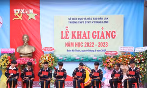 Biểu diễn văn nghệ chào mừng khai giảng của học sinh Trường trung học phổ thông Dân tộc nội trú N'Trang Lơng, thành phố Buôn Ma Thuột (Đắk Lắk). Ảnh: Tuấn Anh - TTXVN 