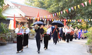 Lễ dâng hương, lễ vật tại đền Linh Sơn - Thủy Từ. Ảnh: Quang Quyết - TTXVN