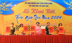 Lãnh đạo tỉnh Vĩnh Long thực hiện nghị thức khai bút đầu Xuân. Ảnh: Phạm Minh Tuấn - TTXVN