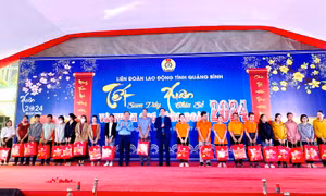 Ông Trần Hải Châu, Phó Bí thư Thường trực Tỉnh ủy, Chủ tịch Hội đồng Nhân dân tỉnh Quảng Bình và Chủ tịch Liên đoàn Lao động tỉnh trao tặng các suất quà ý nghĩa cho đoàn viên, người lao động có hoàn cảnh khó khăn. Ảnh: Võ Dung - TTXVN 