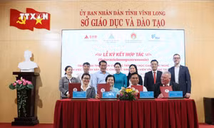 Đại biểu thực hiện nghi thức ký kết hợp tác. Ảnh: Lê Thúy Hằng - TTXVN