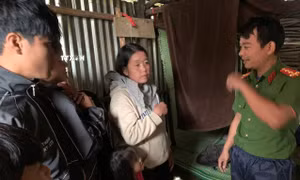 Các lực lượng chức năng huyện Phước Sơn (Quảng Nam) vận động và di chuyển 90 hộ ở các xã vùng cao Phước Thành, Phước Lộc đến nơi ở an toàn. Ảnh: Đoàn Hữu Trung - TTXVN