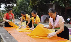 Bộ Văn hóa, Thể thao và Du lịch vừa công nhận thêm 8 di sản văn hóa phi vật thể quốc gia, trong đó có nghề làm bánh khẩu xén, bánh chí chọp của người Thái trắng ở thị xã Mường Lay, tỉnh Điện Biên. Ảnh: Xuân Tư – TTXVN