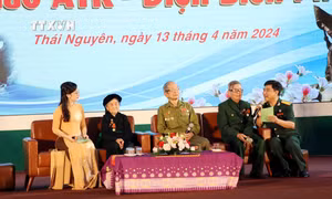 Các nhân chứng lịch sử tham gia trận chiến Điện Biên Phủ giao lưu với khán giả tại chương trình. Ảnh: Quân Trang - TTXVN