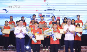 Ban tổ chức trao giải Nhất cho hai thí sinh. Ảnh: Xuân Tư – TTXVN