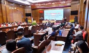 Di tích đồi A1 luôn thu hút rất đông lượng du khách đến tham quan. Ảnh: Phan Quân - TTXVN