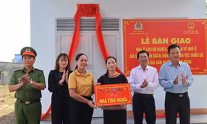 Trao tặng nhà mới cho gia đình chị H’Bui Ding ở buôn Ja, xã Hòa Sơn, huyện Krông Bông (Đắk Lắk) trong chương trình hỗ trợ 1.200 căn nhà. Ảnh: Hoài Thu – TTXVN
