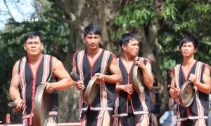 Cộng đồng người dân tộc thiểu số tái hiện trích đoạn nghi lễ, lễ hội truyền thống tiêu biểu. Ảnh: Khoa Chương - TTXVN