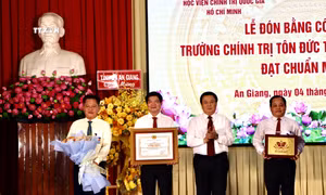 Giáo sư, Tiến sĩ Nguyễn Xuân Thắng, Ủy viên Bộ Chính trị, Giám đốc Học viện Chính trị quốc gia Hồ Chí Minh, Chủ tịch Hội đồng lý luận Trung ương trao Bằng công nhận trường chính trị chuẩn mức 1 cho lãnh đạo Trường Chính trị Tôn Đức Thắng. Ảnh: Thanh Sang - TTXVN