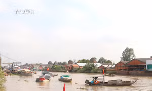 Khung cảnh mua bán được tái hiện trong không gian trên bến dưới thuyền tại kênh Thầy Cai, huyện Mang Thít, tỉnh Vĩnh Long. Ảnh: Lê Thúy Hằng - TTXVN