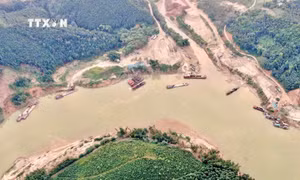 Một bãi tập kết cát của Công ty Vạn Lộc ở xã An Lạc, huyện Lục Yên (Yên Bái). Ảnh: Tuấn Anh - TTXVN 