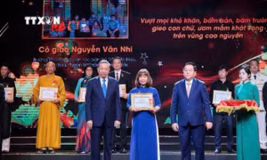Cô Nguyễn Vân Nhi được tôn vinh là điển hình tiêu biểu toàn quốc trong học tập và làm theo tư tưởng, đạo đức, phong cách Hồ Chí Minh tại chương trình “Hồ Chí Minh – Hành trình khát vọng 2024” do Ban Tuyên giáo Trung ương tổ chức. Ảnh: TTXVN phát