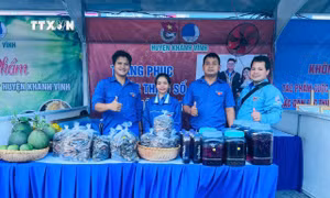 Gian hàng khởi nghiệp của thanh niên miền núi Khánh Vĩnh với các sản phẩm có giá trị cao của thanh niên địa phương. Ảnh: TTXVN phát
