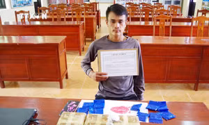 Đối tượng Pơn Mạ Nì Vòn và tang vật vụ án. Ảnh: TTXVN phát