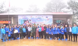 Đoàn thanh niên Học viện Hành chính Quốc gia, Khoa Hành chính học tại Trụ sở Ủy ban Nhân dân xã Mẫu Sơn, huyện Lộc Bình, tỉnh Lạng Sơn.