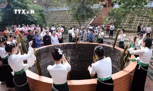 Các thiếu nữ Thái trắng lấy nước tại mó nước. Theo truyền thuyết, đây là nơi Nàng Han sau khi thắng trận về tắm gội trước khi bay về trời. Ảnh: Quý Trung – TTXVN