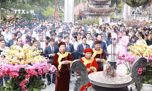 Các đại biểu dâng hương tại đền thờ Quốc Mẫu Tây Thiên, khu danh thắng Tây Thiên. Ảnh: Nguyễn Thảo - TTXVN