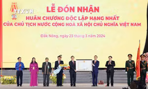 Chủ tịch Quốc hội Vương Đình Huệ trao Huân chương Độc lập hạng Nhất của Chủ tịch nước tặng Đảng bộ, chính quyền và nhân dân tỉnh Đắk Nông. Ảnh: Nhan Sáng - TTXVN