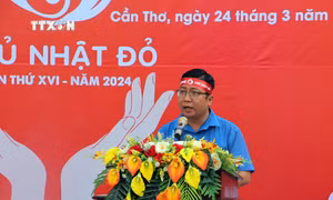 Phó Bí thư Thành đoàn Cần Thơ Trần Việt Tuấn phát động chương trình Chủ nhật đỏ năm 2024 tại thành phố Cần Thơ. Ảnh: Trung Kiên - TTXVN