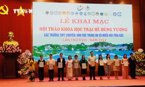 Ban tổ chức trao giải A cho các thầy cô đạt giải ở nội dung chuyên đề. Ảnh: Đức Hiếu - TTXVN