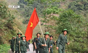 Đoàn du khách đi bộ, hành quân đến các điểm tham quan. Ảnh: Đức Thọ - TTXVN