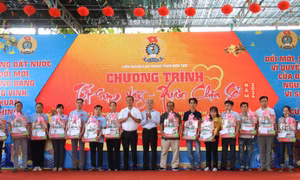 Trao các tặng phần quà Tết cho công nhân lao động Bến Tre. Ảnh: Chương Đài - TTXVN
