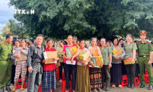Người dân Đắk Lắk hưởng ứng chương trình đổi vũ khí, vật liệu nổ, công cụ hỗ trợ và pháo lấy gạo. Ảnh: TTXVN phát