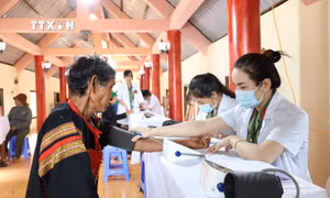 Khám sức khỏe cho đồng bào các dân tộc trên địa bàn thị xã Buôn Hồ, tỉnh Đắk Lắk. Ảnh: Tuấn Anh - TTXVN