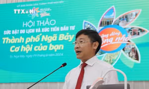 Ông Lê Hoàng Xuyên, Chủ tịch UBND thành phố Ngã Bảy phát biểu. Ảnh: Hồng Thái - TTXVN