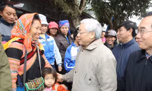 Tổng Bí thư Nguyễn Phú Trọng ân cần thăm hỏi đời sống đồng bào dân tộc Mông ở xã Bản Lầu, huyện Mường Khương, tỉnh Lào Cai (ngày 6/01/2013). Ảnh: Trí Dũng - TTXVN