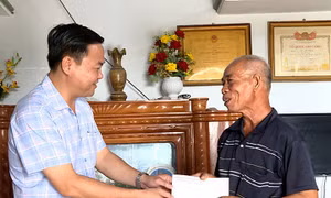 Phó Chủ tịch Hội đồng Nhân dân tỉnh Phú Yên Đỗ Thái Phong thăm, tặng quà thương binh La O Phớ, xã Xuân Quang 1. Ảnh: Phạm Thùy/baophuyen.vn