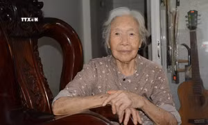 Bà Vương Thị Xuân Vy (sinh năm 1933, nguyên quán ở huyện Đông Sơn, tỉnh Thanh Hóa) hiện đang sinh sống ở quận Thanh Khê, thành phố Đà Nẵng từng tham gia vận chuyển lương thực trong chiến dịch Điện Biên Phủ. Ảnh: Văn Dũng-TTXVN 