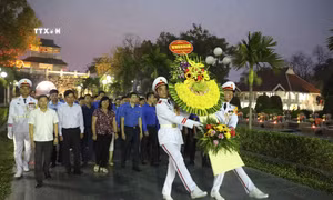 Lễ dâng hương, thắp nến tri ân các Anh hùng liệt sĩ tại Nghĩa trang A1. Ảnh: Xuân Tư - TTXVN