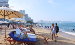 Năm 2023, Khánh Hòa đón hơn 7 triệu lượt du khách. Mục tiêu năm 2024 của địa phương là phấn đấu đạt 9 triệu lượt khách. Ảnh: Đặng Tuấn - TTXVN