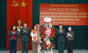 Lãnh đạo Thông tấn xã Việt Nam tặng hoa chúc mừng Sư đoàn 304. Ảnh: An Đăng - TTXVN