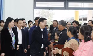Chủ tịch nước Võ Văn Thưởng thăm hỏi người dân xã nông thôn mới Bình Thuận, huyện Bình Sơn, tỉnh Quảng Ngãi. Ảnh: Thống Nhất - TTXVN