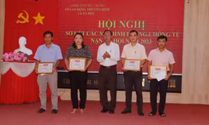 Lãnh đạo Sở Lao động Thương binh và Xã hội tỉnh tặng giấy khen cho các cá nhân có thành tích xuất sắc trong phòng chống tệ nạn xã hội. Ảnh: Tuấn Phi - TTXVN