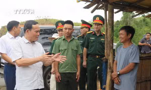 Phó Thủ tướng Trần Lưu Quang kiểm tra thực tế công tác quản lý, bảo vệ rừng và phòng cháy chữa cháy rừng tại khu vực Trạm quản lý bảo vệ rừng Ya Krei (Trạm Quản lý bảo vệ rừng Tam An) thuộc Vườn Quốc gia Chư Mom Ray. Ảnh: Dư Toán – TTXVN